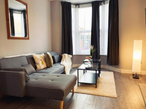 Modern & Luxurious Central Home - Free Parking